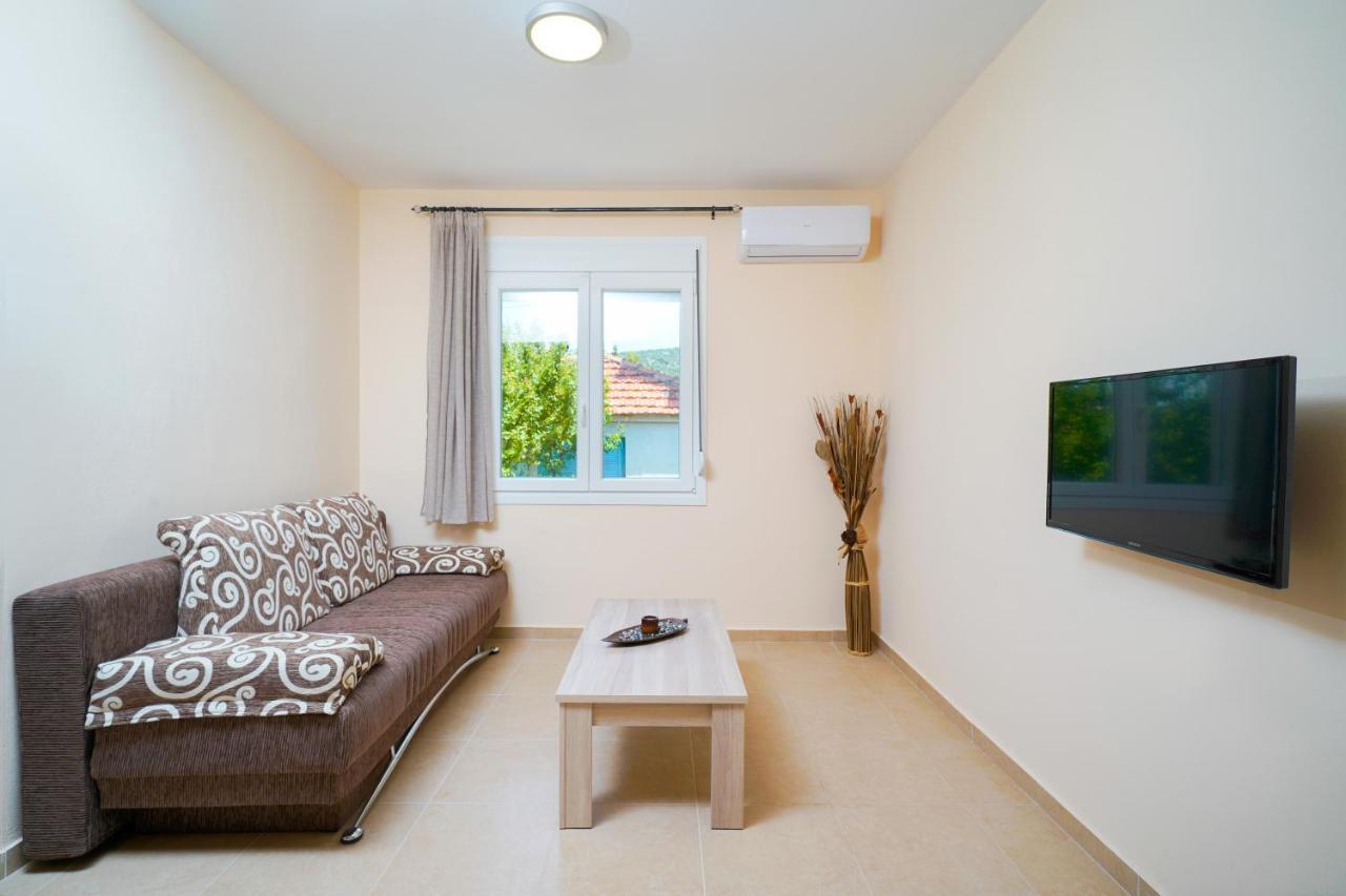 Theodore Apartments สกาลา มาริออน ภายนอก รูปภาพ